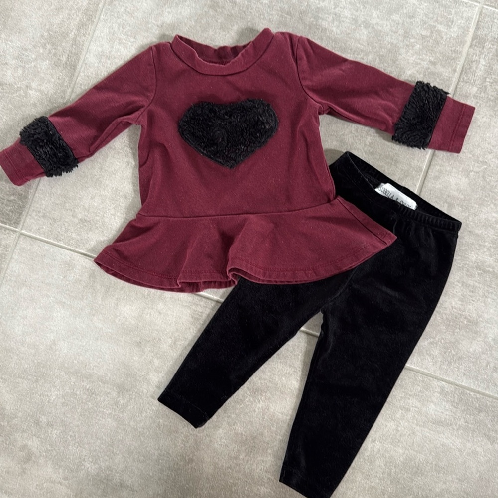 *LIKE NEW* Isobella & Chloe 2 Pc. Burgundy/Black Faux Fur Accents w/ Lt. Sparkle
